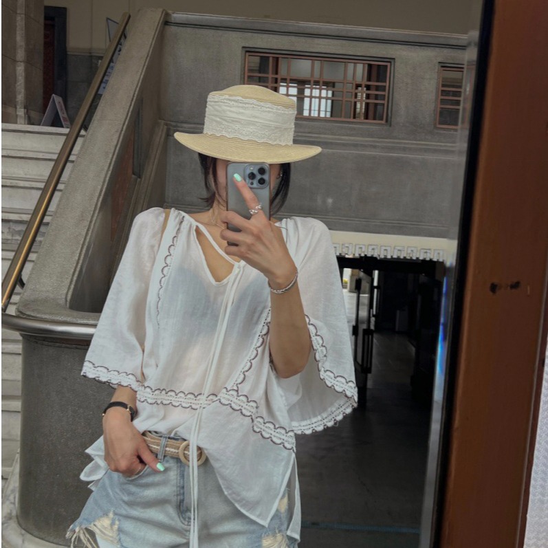 Ethnic Fashion Trends 2026 - 유행하는 한국 스타일 패치워크 레이스업 V넥