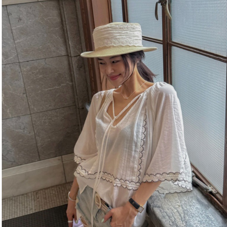 유행하는 한국 스타일 패치워크 레이스업 V넥 탑 202 - Ethnic Fashion Trends 2026 리뷰 및 가격